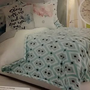 Comforter set with sherpa